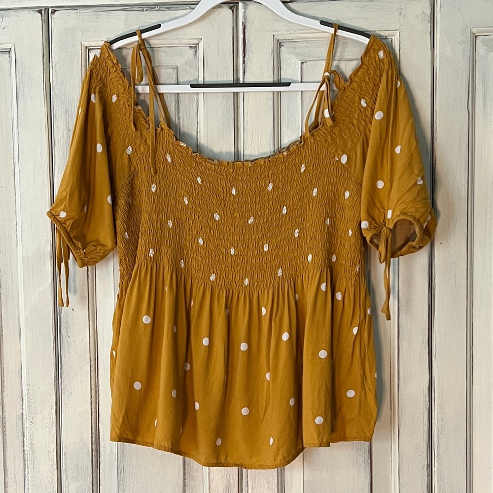 🟠AEROPOSTALE Short Sleeve Cold Shoulder Smocked Top in Mustard/Ivory Print XL